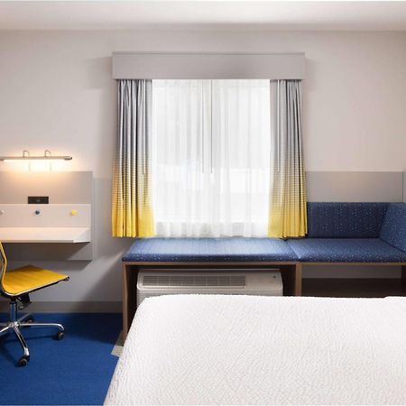 Microtel Inn & Suites By Wyndham Macedon Екстериор снимка