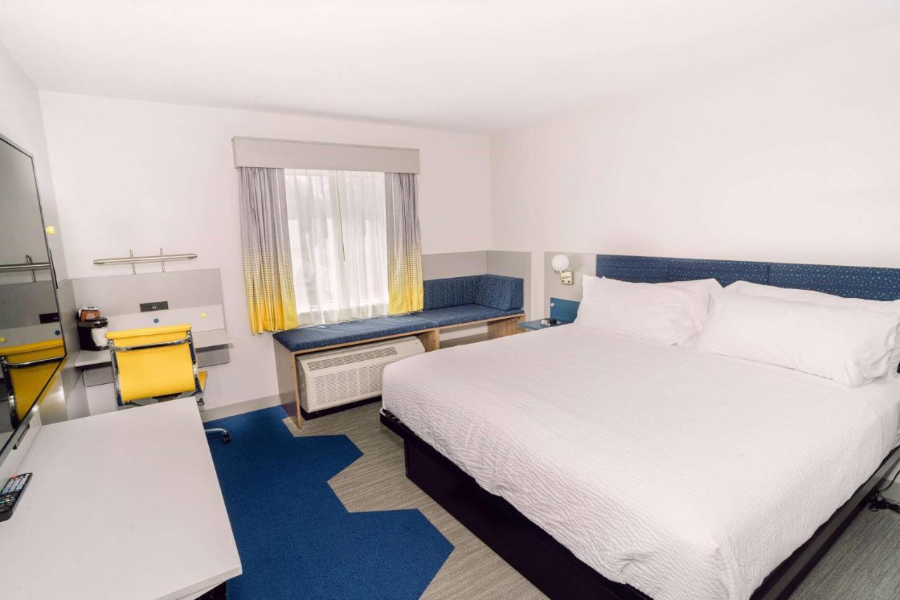 Microtel Inn & Suites By Wyndham Macedon Екстериор снимка